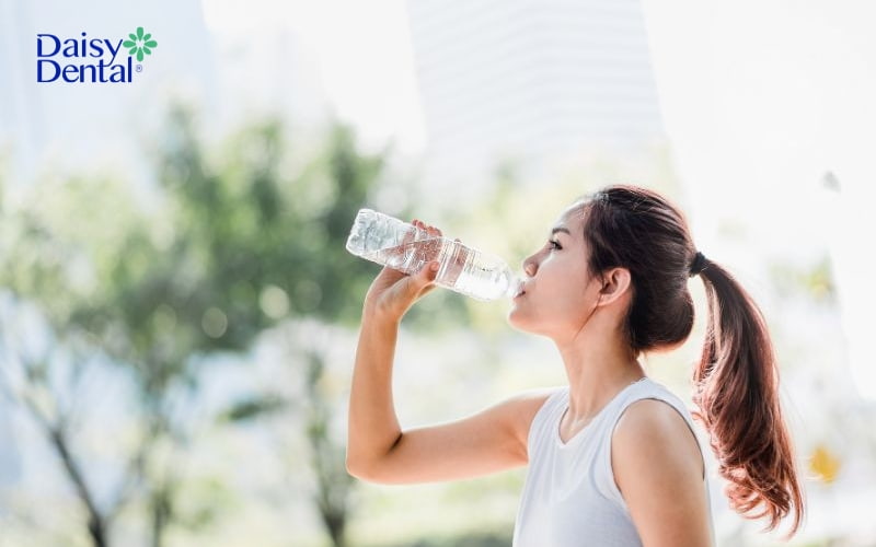 Uống nhiều nước giúp hạn chế tình trạng khô miệng