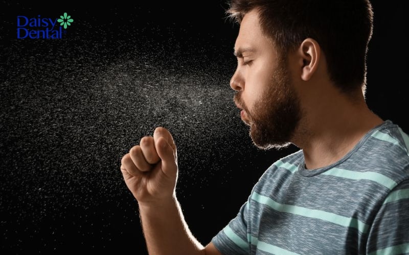 Viêm họng hạt có thể lây lan qua giọt bắn từ người bệnh