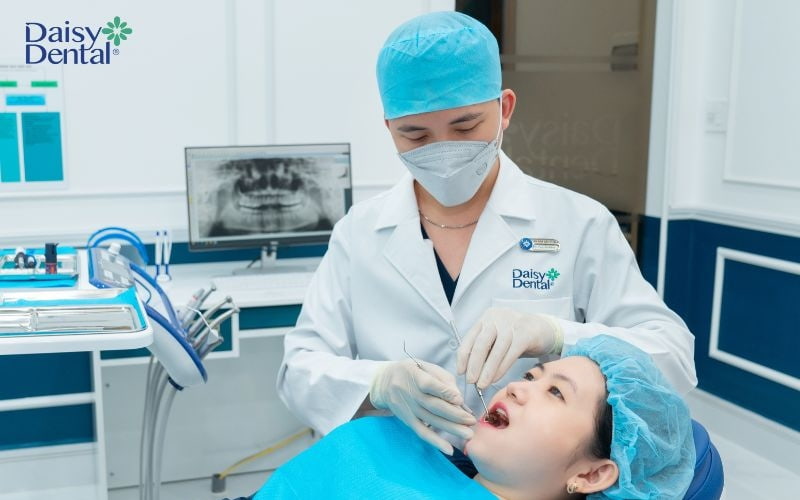 Bác sĩ kiểm tra và lấy cao răng tại Nha khoa Quốc tế DAISY