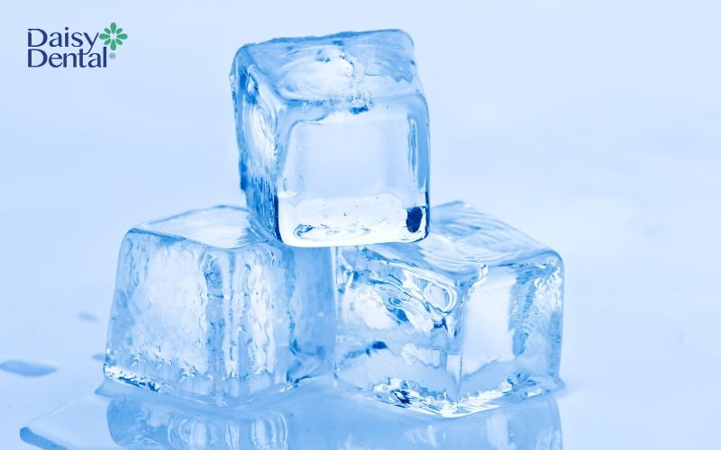 Chườm đá lạnh lên phần má ngoài có thể giảm cảm giác sưng đau do nhiệt miệng hiệu quả