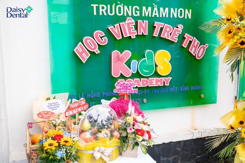 Nha khoa Quốc tế DAISY đến thăm và tặng hoa cho các trường học tại Bình Dương nhân Ngày Nhà giáo Việt Nam 20/11