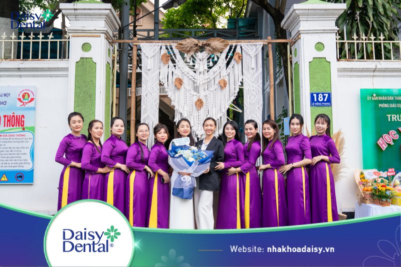 Nha khoa Quốc tế DAISY đến thăm và tặng hoa cho các trường học tại Bình Dương nhân Ngày Nhà giáo Việt Nam 20/11