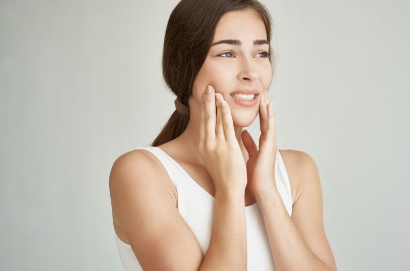 Viêm khớp thái dương hàm gây đau nhức dữ dội.