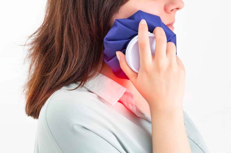 Người bệnh có thể chườm ấm để giảm viêm khớp thái dương hàm