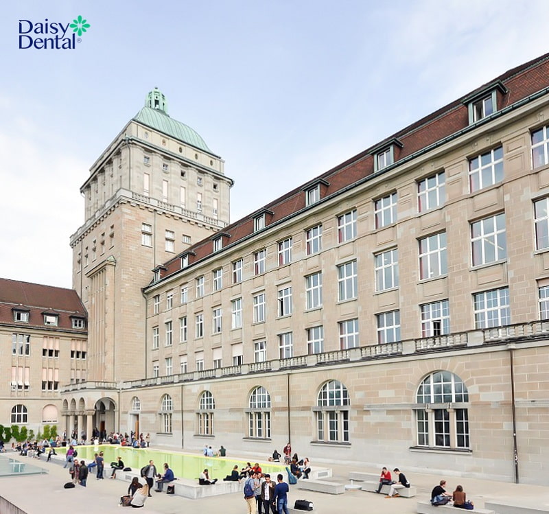 Đội ngũ bác sĩ DAISY DENTAL tham quan trường Đại học Zurich - Trường đại học lớn nhất Thụy Sĩ.