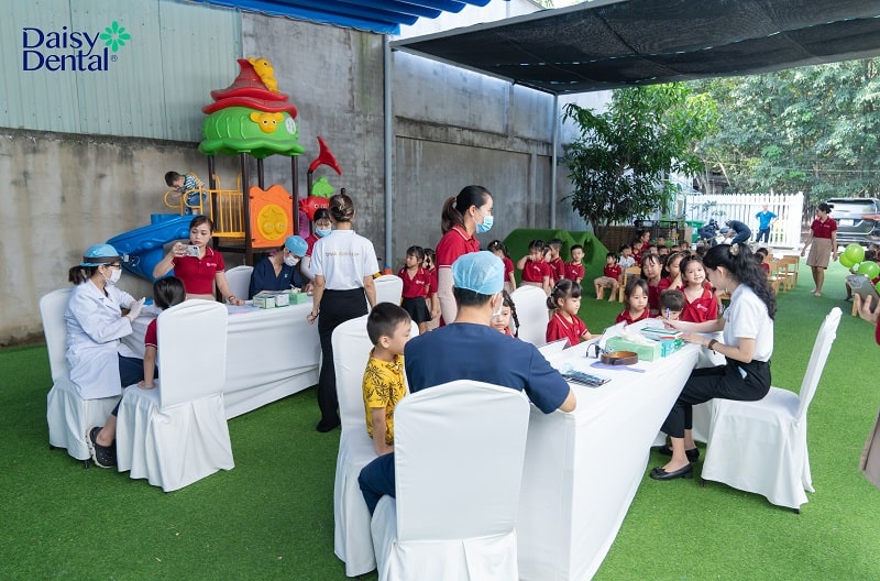 Các em nhỏ được lấy thông tin đầy đủ trước giờ thăm khám