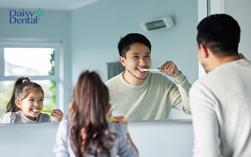 Khi thức dậy vào mỗi buổi sáng bạn cần đánh răng sạch sẽ