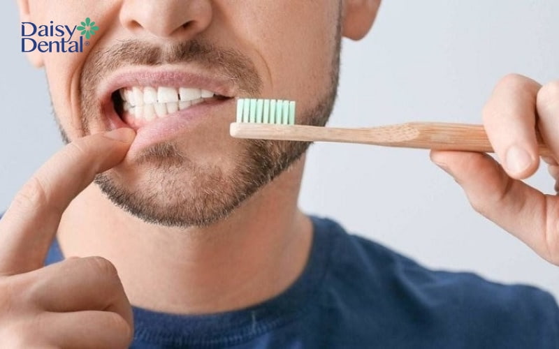 Không nên đánh răng quá 3 lần mỗi ngày vì có thể gây tổn thương nướu