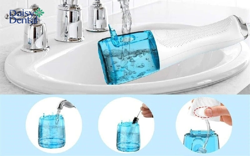 Nhấn nút mở nắp bình trên thân máy để mở