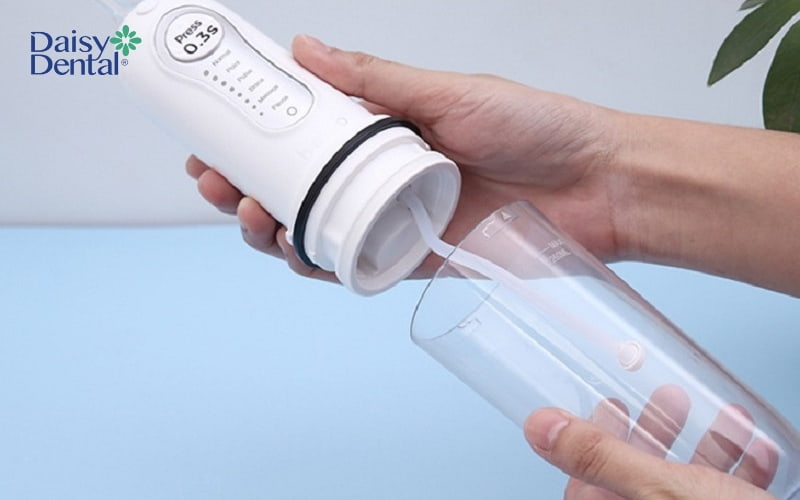 Tháo lắp các bộ phận máy tăm nước để kiểm tra và vệ sinh