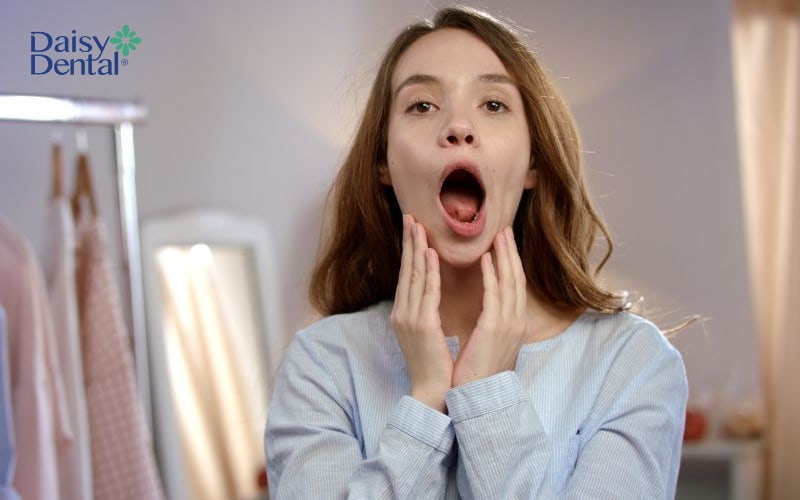 Bạn có thể tập há miệng theo hướng dẫn của chuyên gia