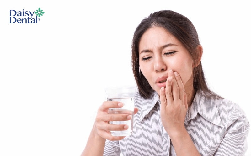 Súc miệng bằng nước muối có thể giúp bà bầu giảm đau do mọc răng khôn