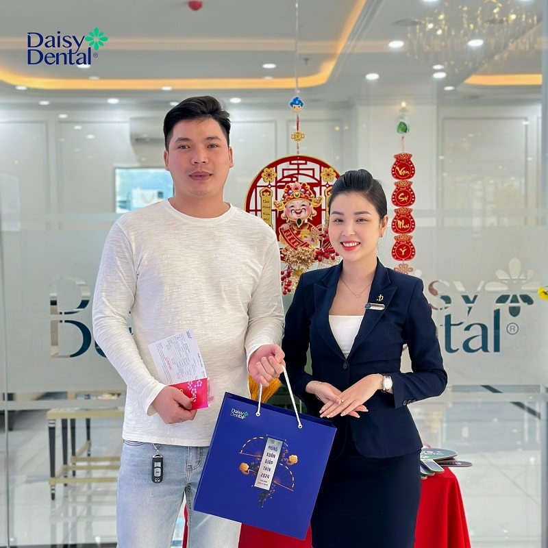 Đông đảo khách hàng đến DAISY DENTAL để tân trang nụ cười sau Tết và nhận lì xì may mắn đầu năm