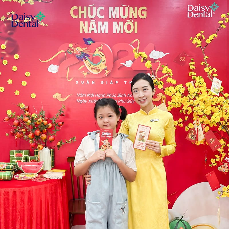 Đông đảo khách hàng đến DAISY DENTAL để tân trang nụ cười sau Tết và nhận lì xì may mắn đầu năm