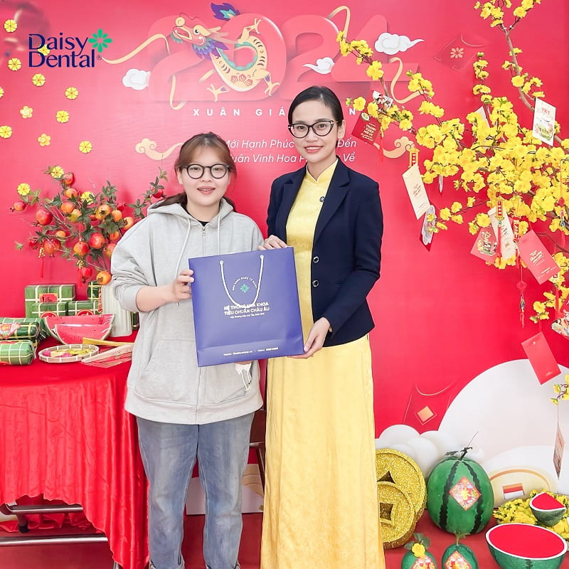 Đông đảo khách hàng đến DAISY DENTAL để tân trang nụ cười sau Tết và nhận lì xì may mắn đầu năm
