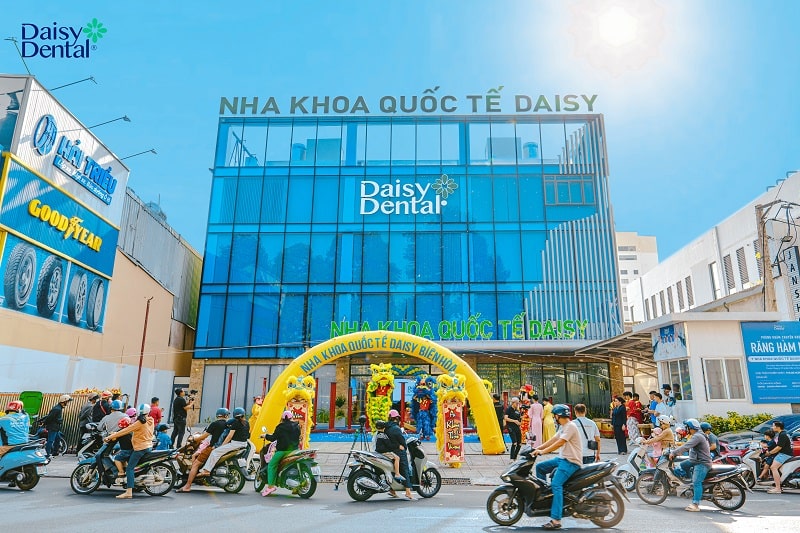 Đông đảo khách hàng đến xem múa lân trước cổng DAISY DENTAL