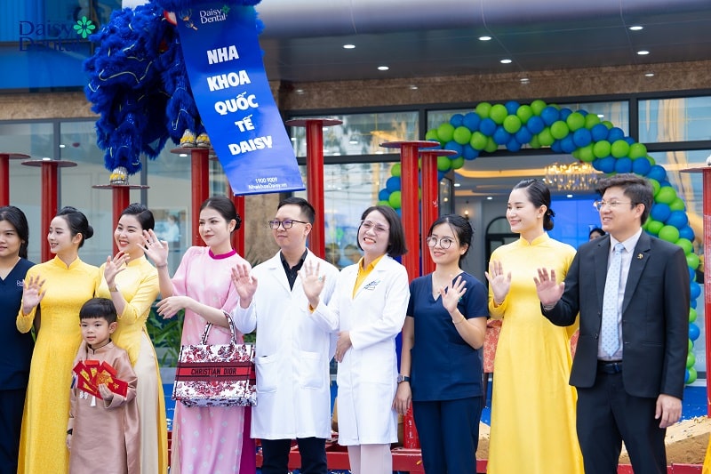 Đội ngũ y bác sĩ cùng nhân sự của DAISY DENTAL rạng rỡ trong sự kiện múa lân khai xuân