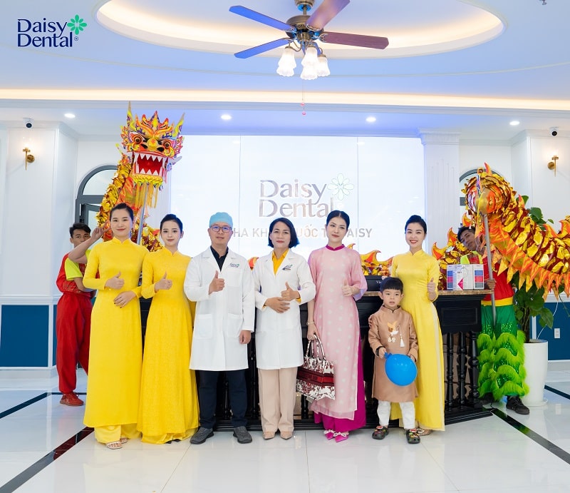 Đội ngũ y bác sĩ cùng nhân sự của DAISY DENTAL rạng rỡ trong sự kiện múa lân khai xuân