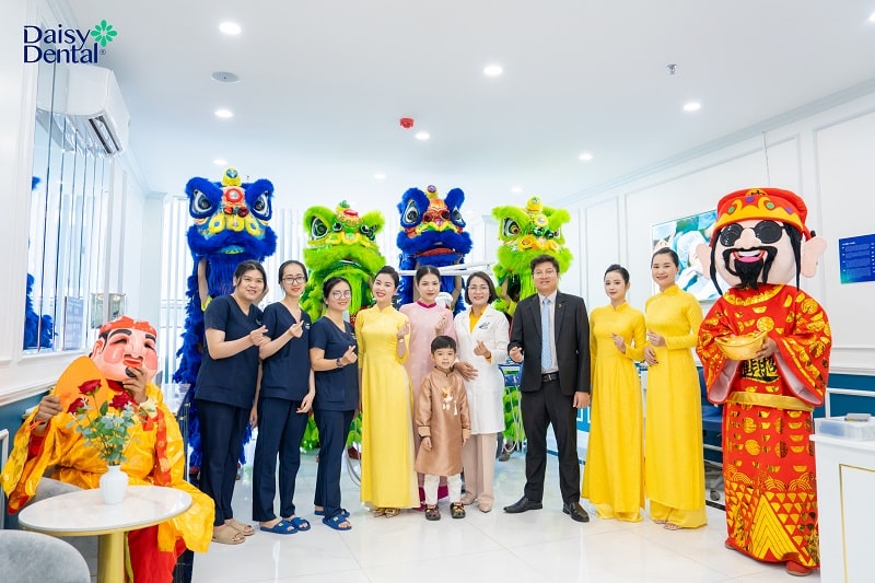 Đội ngũ y bác sĩ cùng nhân sự của DAISY DENTAL rạng rỡ trong sự kiện múa lân khai xuân