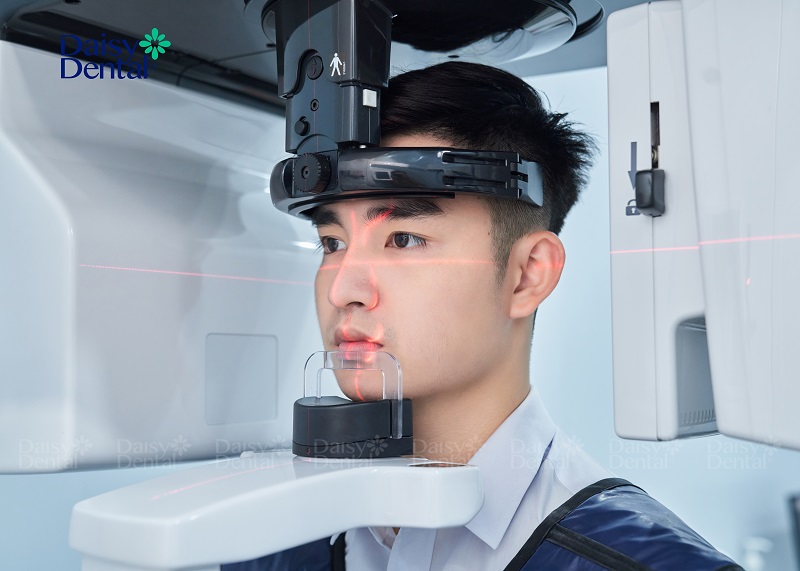 Khách hàng chụp X - quang với công nghệ chẩn đoán hình ảnh CT Kavo OP 3D Pro.