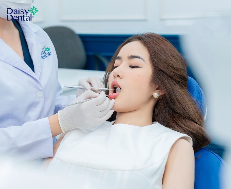 Mô hình thăm khám - điều trị 1:1 tại DAISY DENTAL giúp khách hàng yên tâm hơn.