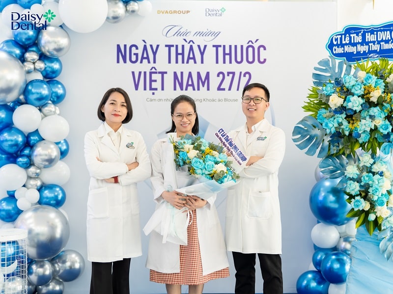 Đội ngũ Y - Bác sĩ của DAISY DENTAL hạnh phúc khi nhận những món quà ý nghĩa