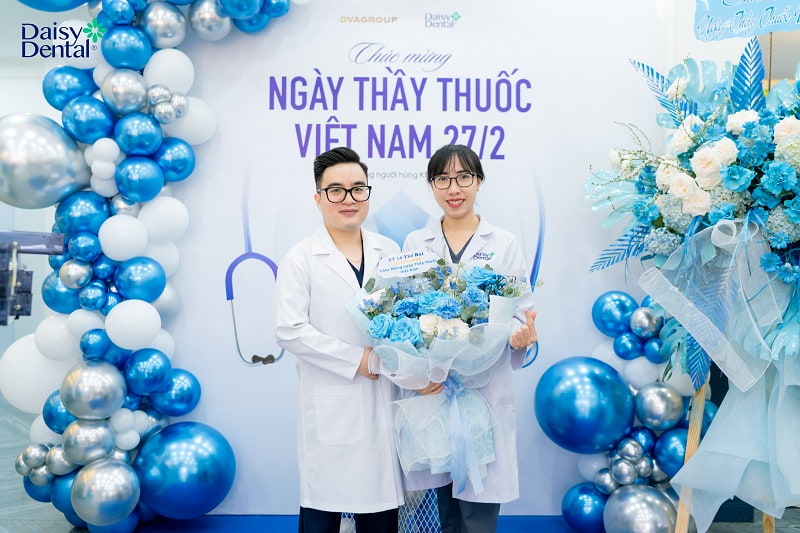 Đội ngũ Y - Bác sĩ của DAISY DENTAL hạnh phúc khi nhận những món quà ý nghĩa