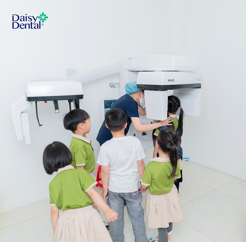 học sinh Trường Mầm Non Tiny Đà Lạt tham quan Nha khoa Quốc tế DAISY
