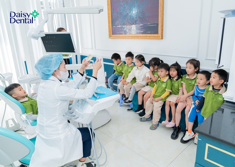 học sinh Trường Mầm Non Tiny Đà Lạt tham quan Nha khoa Quốc tế DAISY