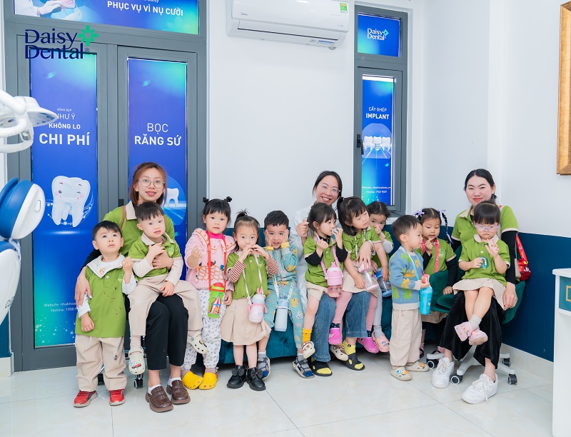 học sinh Trường Mầm Non Tiny Đà Lạt tham quan Nha khoa Quốc tế DAISY