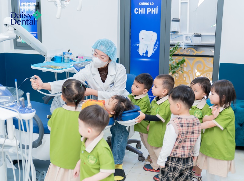 học sinh Trường Mầm Non Tiny Đà Lạt tham quan Nha khoa Quốc tế DAISY