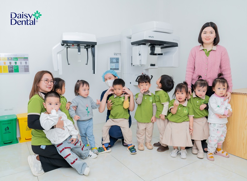 học sinh Trường Mầm Non Tiny Đà Lạt tham quan Nha khoa Quốc tế DAISY