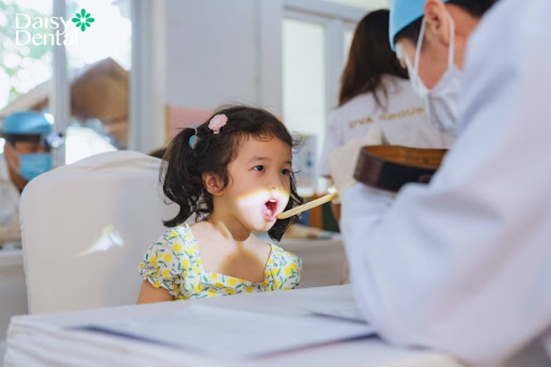 Các em được đội ngũ bác sĩ tại Nha khoa Quốc tế DAISY thăm khám răng miệng kỹ lưỡng và tư vấn phương pháp điều trị phù hợp