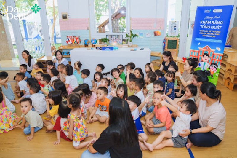 Các em học sinh được chuyên gia hướng dẫn cách sóc răng miệng tại nhà