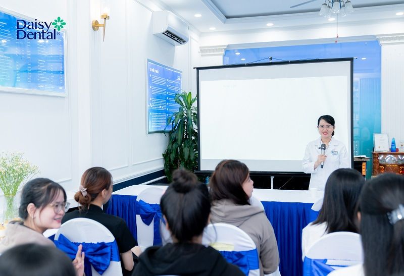 Bác sĩ RHM Đinh Thị Thu Hoài chia sẻ về chỉnh nha không nhổ răng và giải đáp thắc mắc của khách hàng tham dự hội thảo.