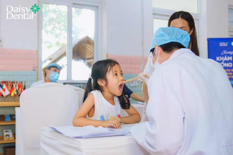 Các em học sinh vui vẻ vì được kiểm tra sức khỏe răng miệng