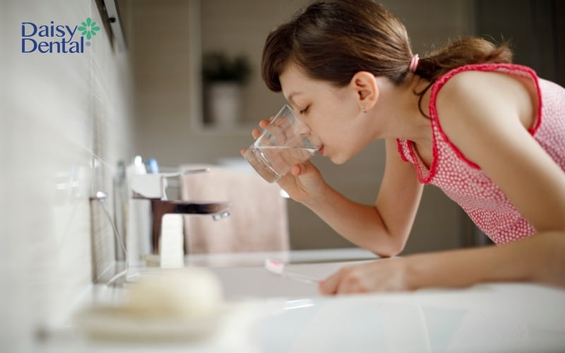 Ngay sau khi bị mẻ răng, người bệnh nên súc miệng sạch sẽ để hạn chế vi khuẩn tấn công vết thương