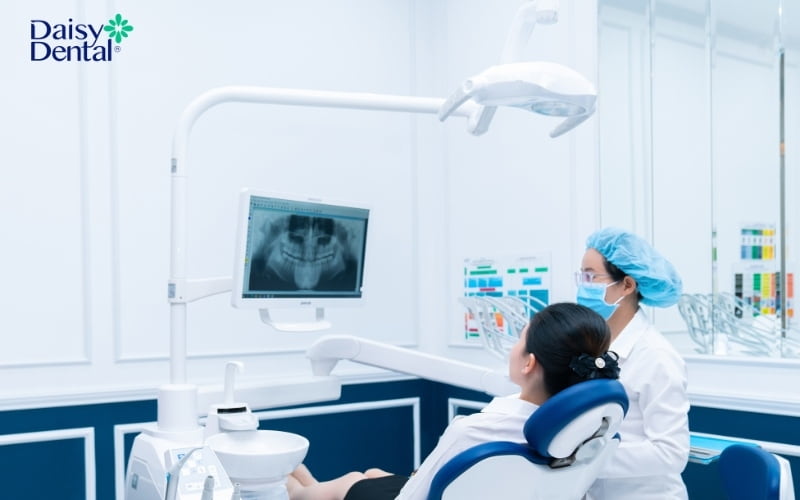Bạn cần đến gặp bác sĩ trong thời gian sớm nhất để kiểm tra và khắc phục tình trạng răng mẻ