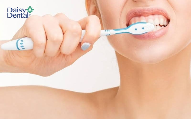Đánh răng quá mạnh hoặc không đúng kỹ thuật có thể dẫn đến tụt nướu