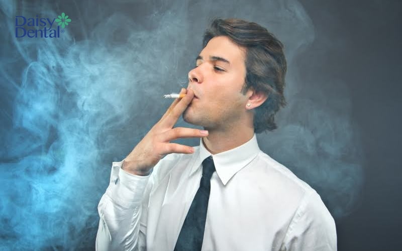 Hút thuốc lá là một trong những nguyên nhân gây nên các bệnh về nướu