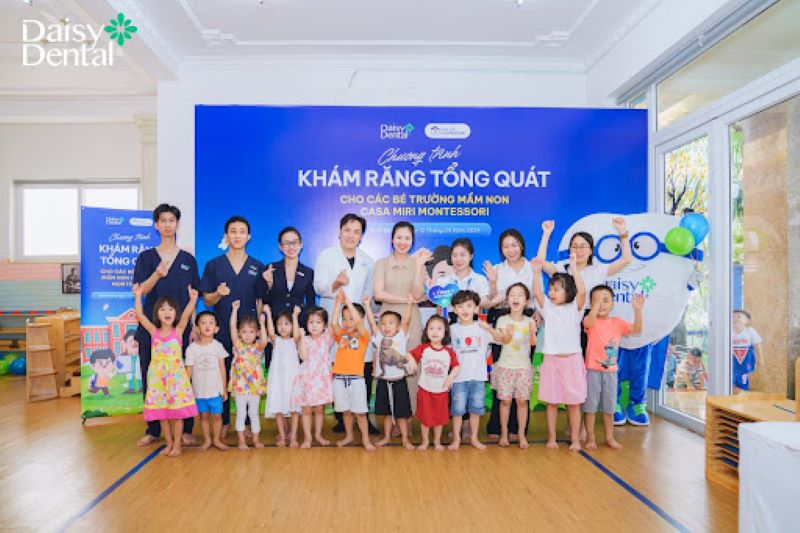 Các em học sinh cùng phụ huynh góp mặt tại chương trình khám răng thiện nguyện của Nha khoa Quốc tế DAISY