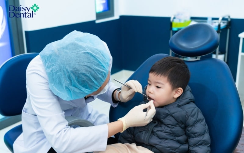 Trẻ 15 tháng bị mủn răng nên được bố mẹ đưa đến nha khoa để thăm khám và điều trị kịp thời