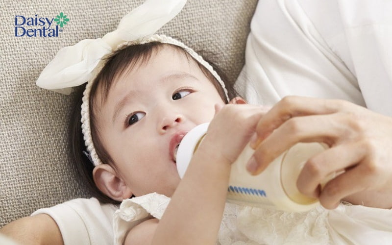 Thường xuyên bú đêm nhưng không vệ sinh răng miệng sạch sẽ rất dễ gây sâu răng