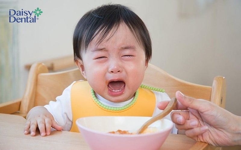 Tình trạng đau nhức răng khiến trẻ gặp nhiều khó khăn trong việc ăn uống