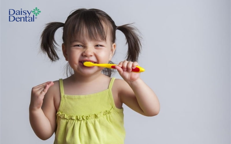 Phụ huynh cần tập cho trẻ thói quen vệ sinh răng miệng đúng cách hằng ngày