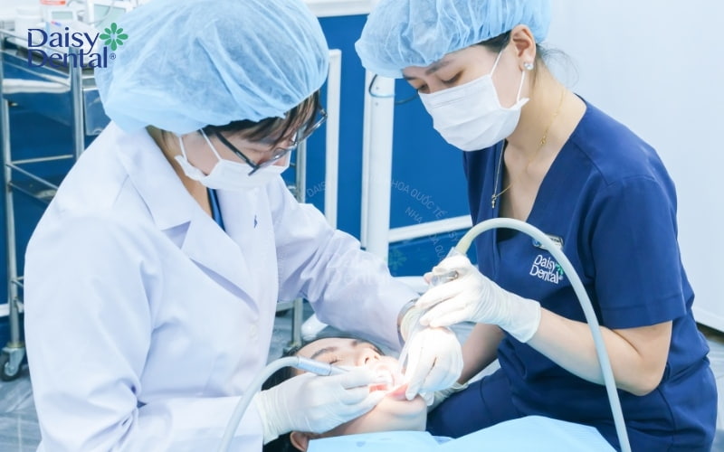 Bạn nên đến nha khoa để thăm khám và lấy vôi răng định kỳ