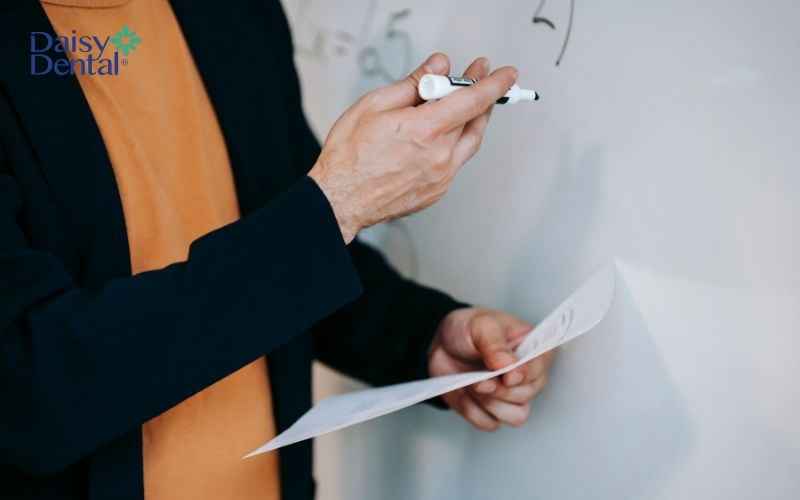 Giáo viên, MC, hoạt ngôn viên,... là những người dễ bị đau quai hàm gần tai do tính chất công việc