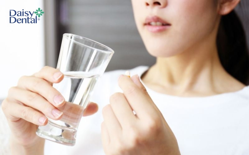 Uống thuốc giảm đau là cách nhiều người thực hiện khi bị đau quai hàm gần tai