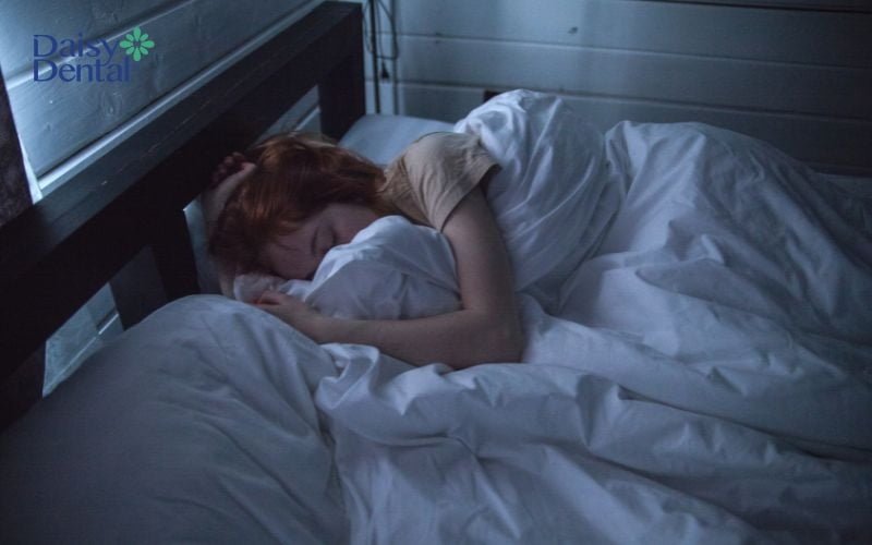 Bạn có thể thử đổi hướng ngủ để điều chỉnh và giảm cơn đau
