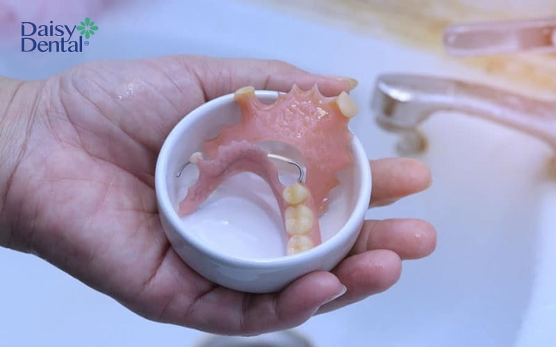 Vệ sinh hàm khung đúng cách theo hướng dẫn của bác sĩ